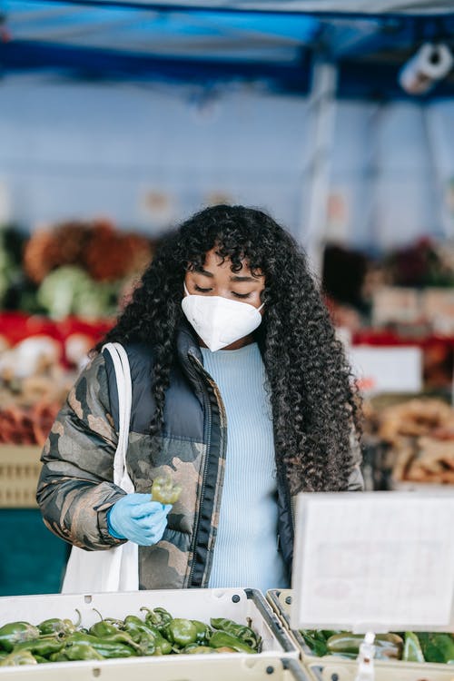 黑色和白色围巾和蓝色外套的女人 · 免费素材图片