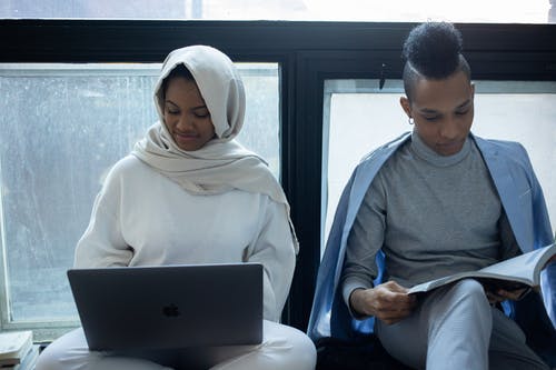 白头巾的女人使用macbook · 免费素材图片