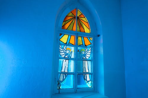 粉红色的墙壁上的蓝色木窗框 · 免费素材图片