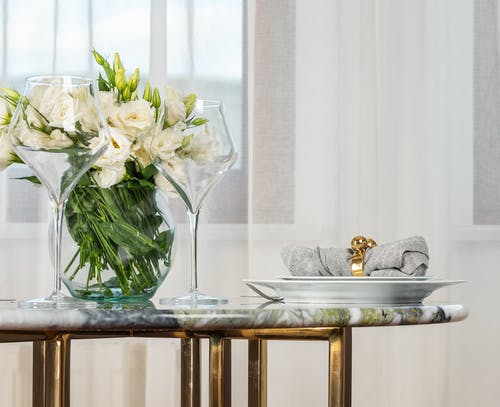 玻璃桌上的透明玻璃花瓶中的白玫瑰 · 免费素材图片