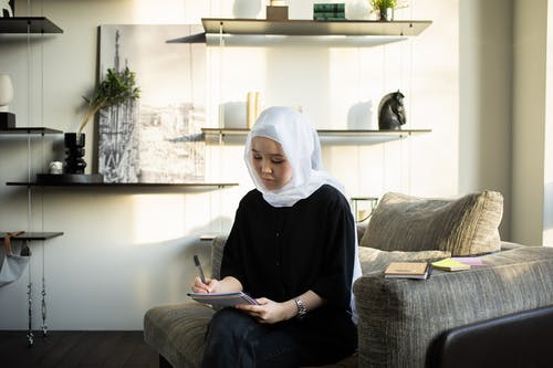 黑色的长袖衬衫，坐在沙发上的女人 · 免费素材图片