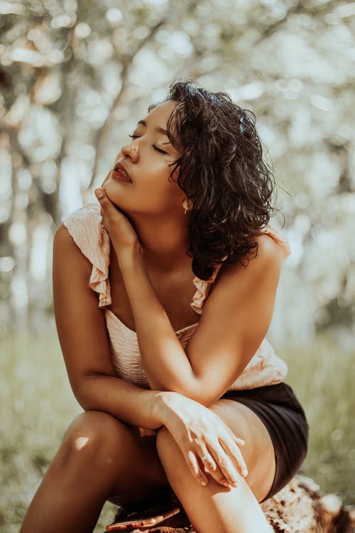 白色背心的女人拥抱白色针织毛衣的女人 · 免费素材图片