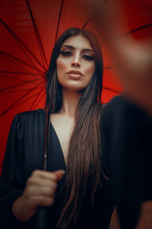 黑色v领衬衫的女人 · 免费素材图片