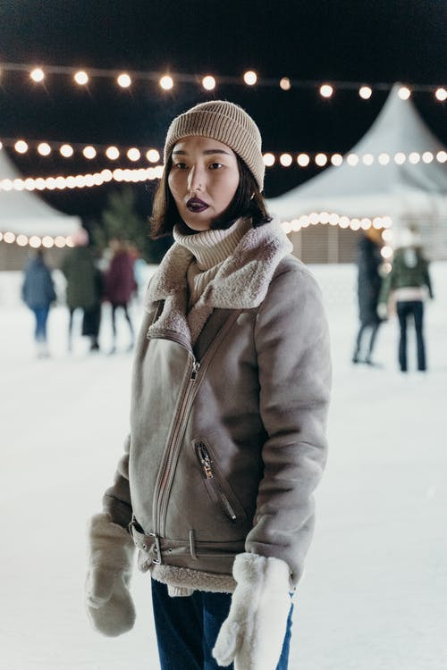 有关（顶部有小羊毛球的）羊毛帽子, 冬季夹克, 冷的免费素材图片