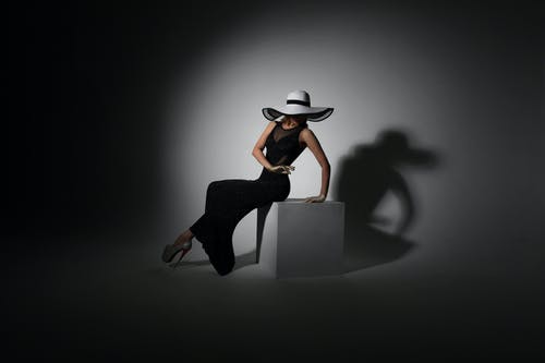 黑色礼服戴白色牛仔帽的女人 · 免费素材图片