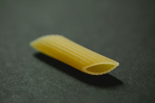 黑色纺织上的黄色塑料管 · 免费素材图片