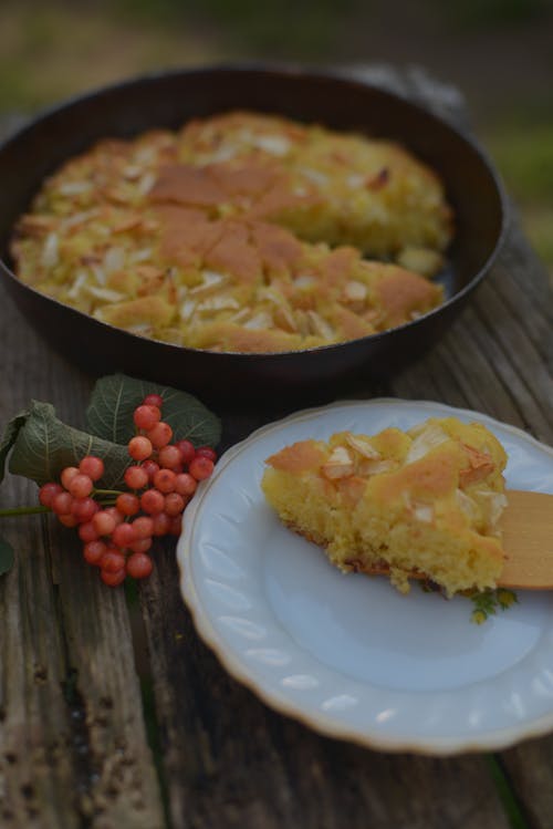 白色陶瓷板上的鸡蛋煎蛋卷 · 免费素材图片