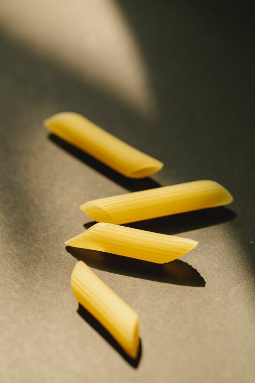 黑色纺织上的黄色塑料棒 · 免费素材图片