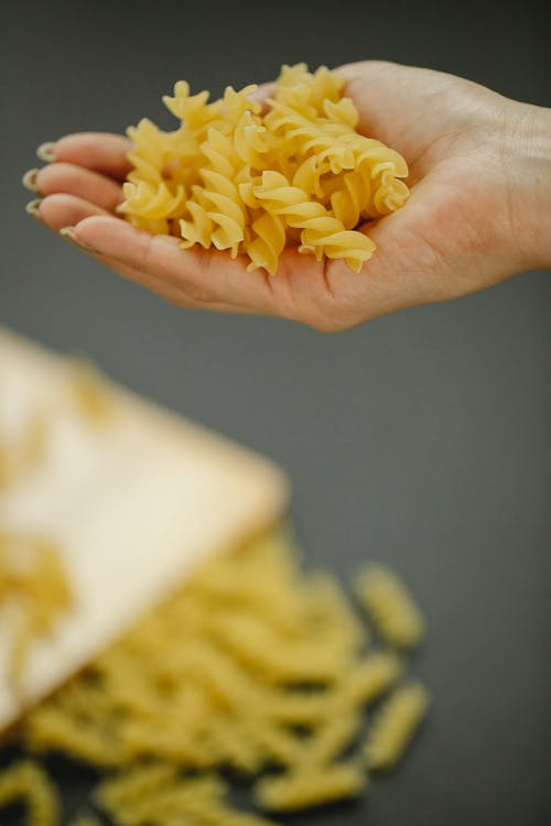 人手上的黄色爆米花 · 免费素材图片
