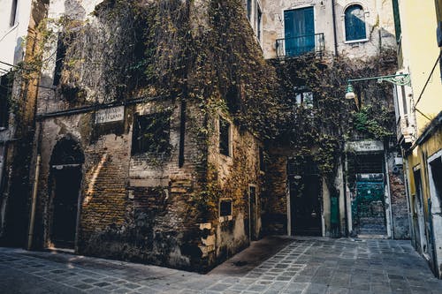 灰色混凝土建筑 · 免费素材图片