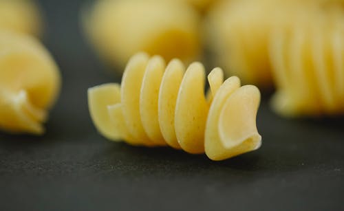 黑色面的黄色面食 · 免费素材图片