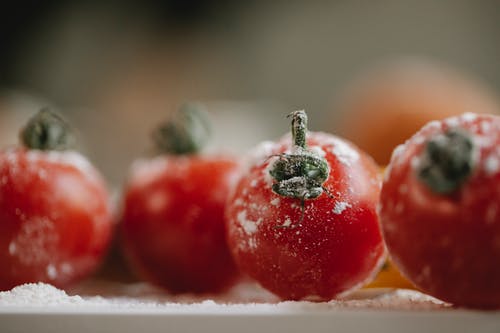 白色托盘上的红樱桃水果 · 免费素材图片