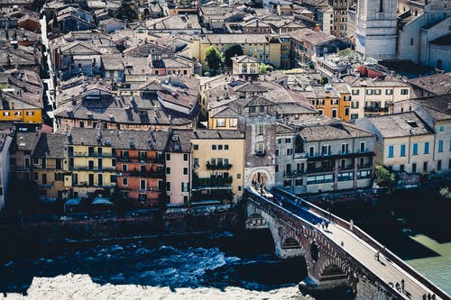水体附近的棕色和白色混凝土建筑 · 免费素材图片