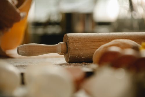 棕色木制roll面杖在棕色木制roll面杖 · 免费素材图片