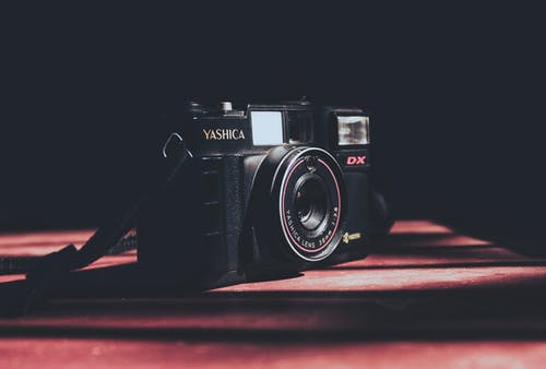 黑色尼康单反相机上的红色纺织 · 免费素材图片