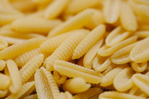 黄玉米棕色木制的桌子上 · 免费素材图片