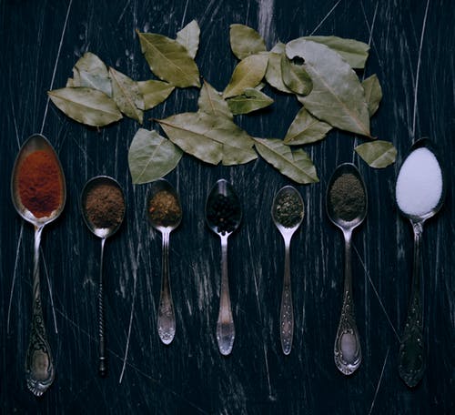 绿叶在不锈钢勺子上 · 免费素材图片