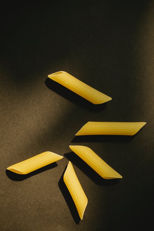 黑色纺织上的两个黄色棍子 · 免费素材图片