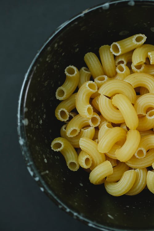 黑碗黄意面 · 免费素材图片