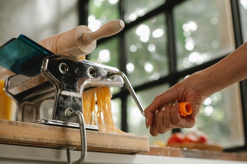 持有不锈钢水龙头的人 · 免费素材图片