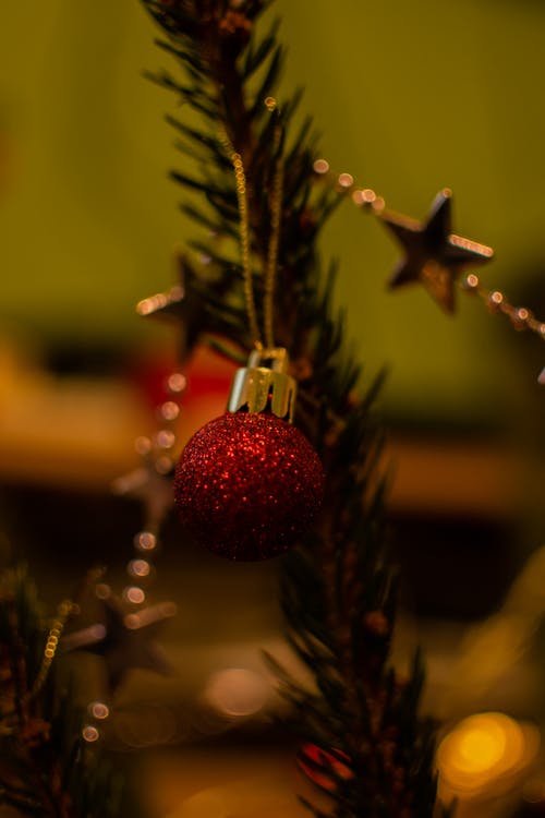 红色和银色圣诞球 · 免费素材图片