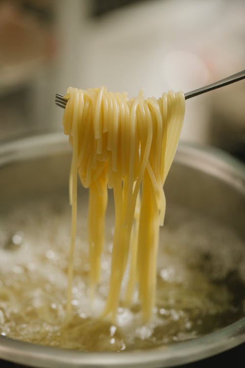 不锈钢碗黄色面食 · 免费素材图片