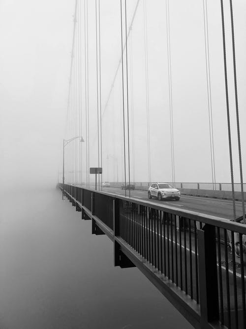 水上大桥的灰度照片 · 免费素材图片