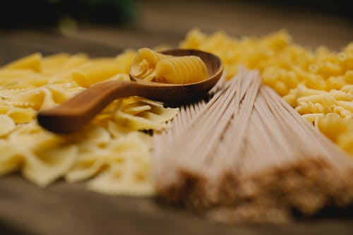棕色木制托盘上的面食 · 免费素材图片