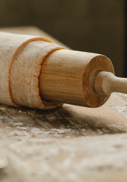 棕色木制表面上的白色roll面杖 · 免费素材图片