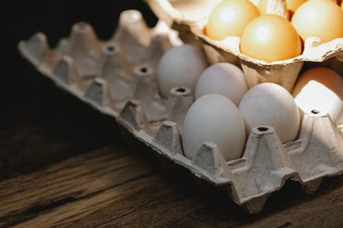 灰色鸡蛋托盘上的白鸡蛋 · 免费素材图片