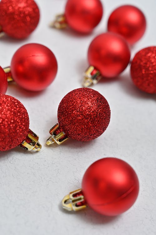 白表上的红色圆形水果 · 免费素材图片