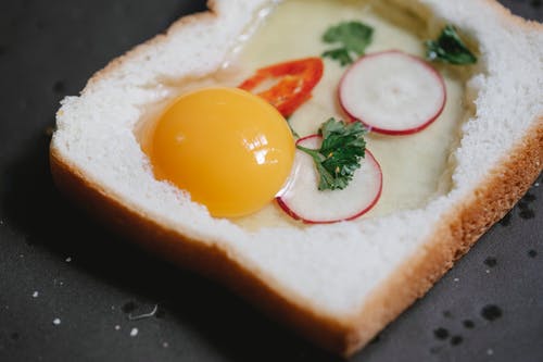 面包和鸡蛋和绿叶蔬菜 · 免费素材图片