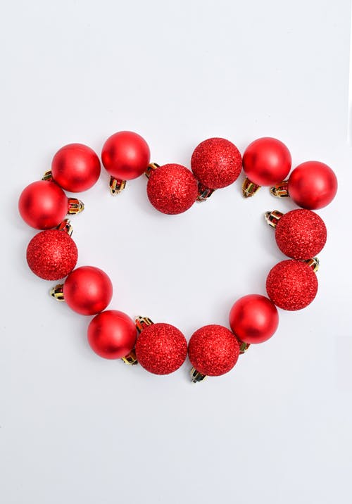 白色表面上的红色圆形水果 · 免费素材图片