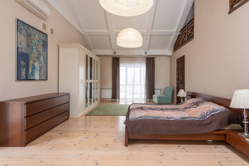 棕色木制床架，蓝色床单 · 免费素材图片
