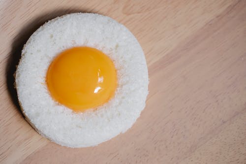 鸡蛋面朝上的白色粉末 · 免费素材图片
