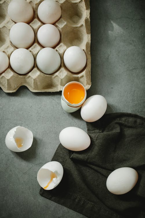 棕色鸡蛋托盘上的白鸡蛋 · 免费素材图片