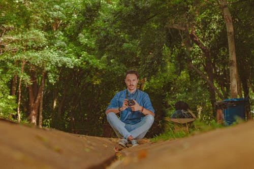 有关3C用品, 人, 人行道的免费素材图片