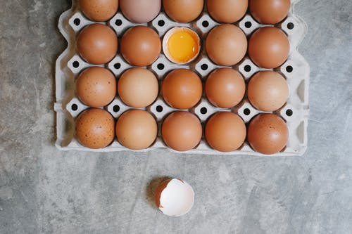 鸡蛋托盘上的红皮蛋 · 免费素材图片