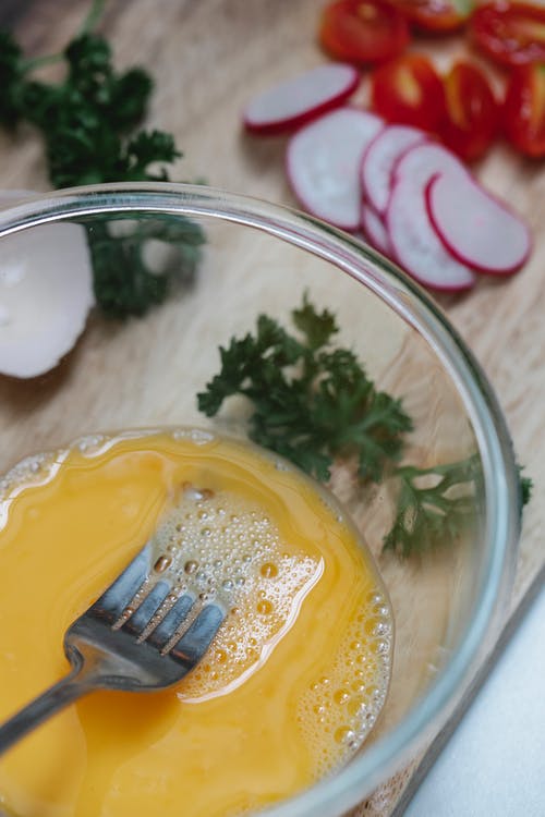 透明玻璃碗中的黄色液体 · 免费素材图片