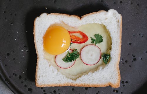 番茄和绿叶蔬菜切成薄片的面包 · 免费素材图片