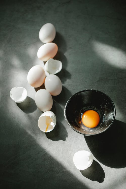 黑色陶瓷碗白蛋 · 免费素材图片