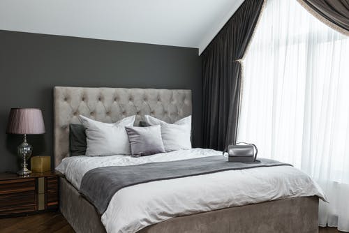 白色的枕头床单 · 免费素材图片