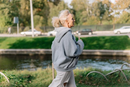 站在河边的灰色外套的女人 · 免费素材图片
