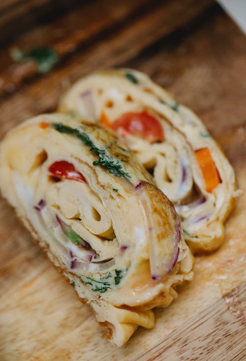 白色和棕色面包和白奶油棕色木制的桌子上 · 免费素材图片