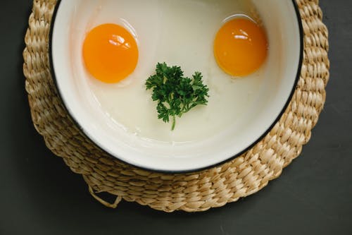 白色陶瓷板与绿色蔬菜 · 免费素材图片