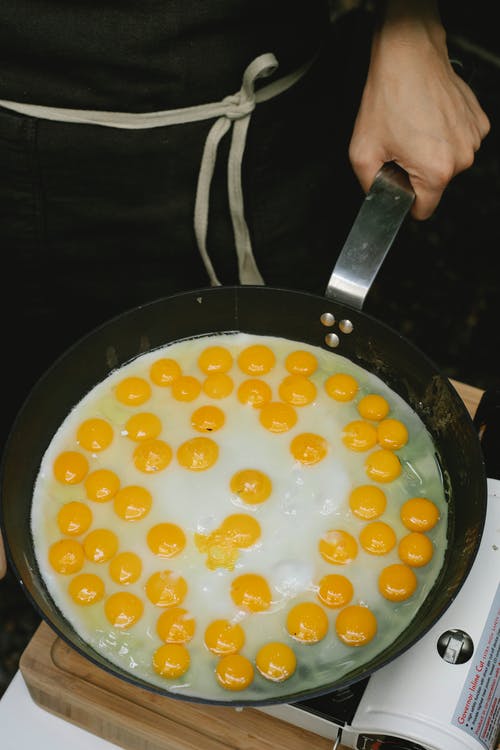 人拿着黑色的烹饪锅配黄色汤 · 免费素材图片