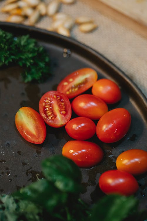 黑色圆板上的红番茄 · 免费素材图片