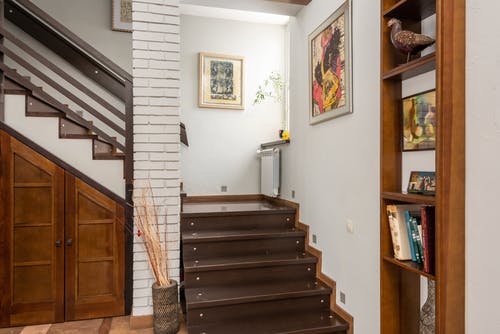 棕色木制楼梯附近棕色木制门 · 免费素材图片