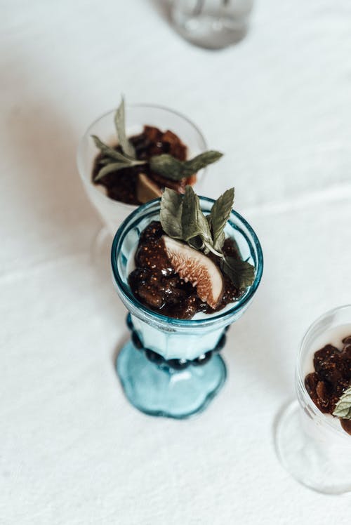 蓝色陶瓷锅中的绿色植物 · 免费素材图片