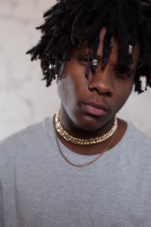 黑头发的灰色船员领衬衫的男人 · 免费素材图片